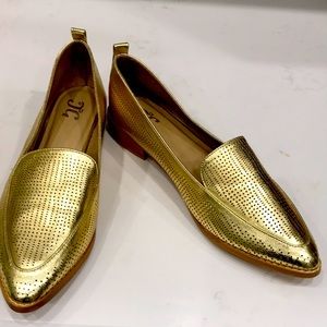 YELLOW GOLD SIZE 9 NWOTTan soles w all LUCIOUS GOLD!